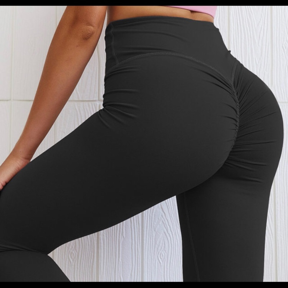NWOT SCRUNCH BOOTY LEGGINGS